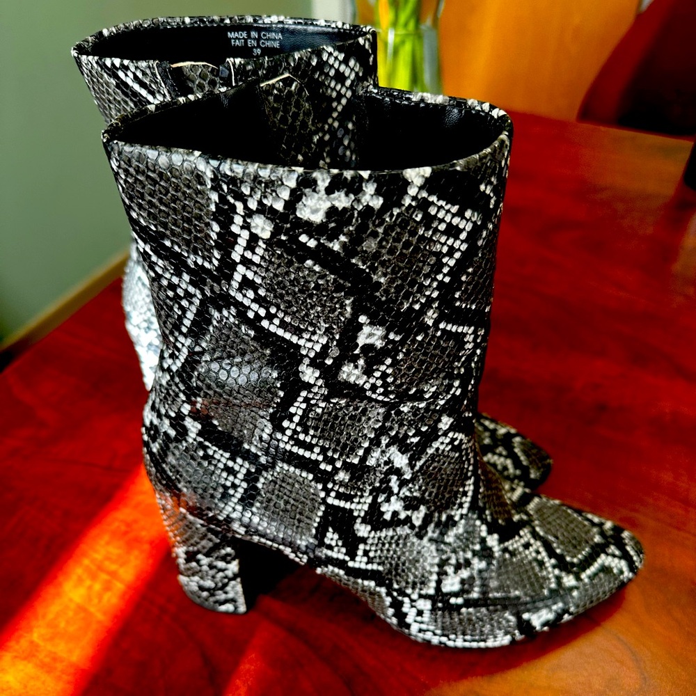 Size 39. Brand: Dynamite
